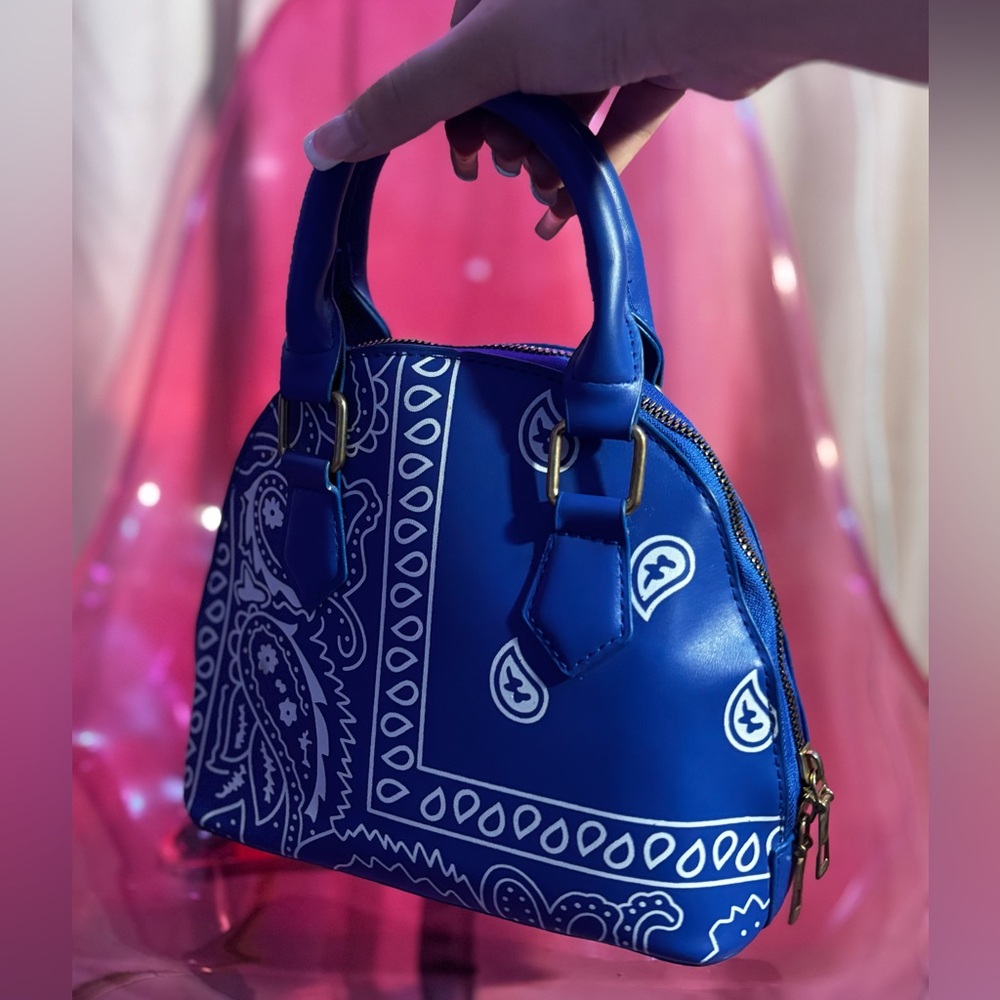 Gorgeous Blue Bandana Print handbag💙 perfect condition, super cute! - Picture 4 of 10